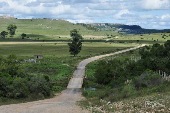 Estrada corta região serrana  no interior do país, em direção a Villa Serrana, no Uruguai